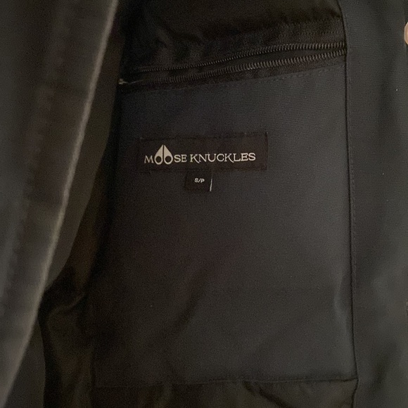 MOOSE KNUCKLES Authentic Stirling Parka in Navy with white fur - Picture 8 of 8